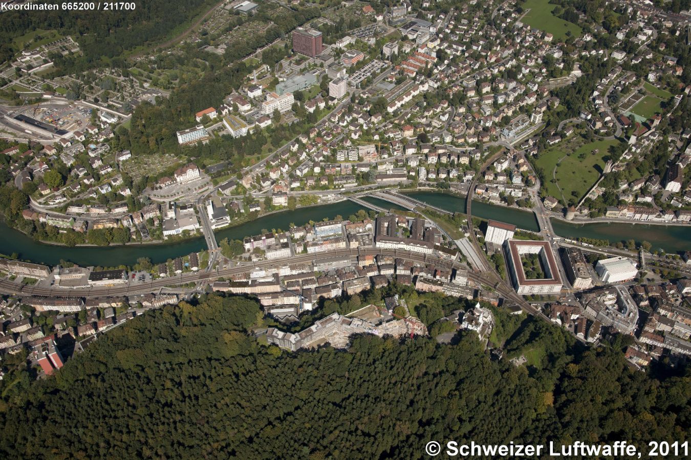 Bildmitte: Luzern 'BaBel'-Quartier, Blick gegen Norden, St. Karli - Kirche und Quartier und Brücke der Bernstrasse. Grosses Gebäude oberer Bildrand Mitte: Spital. Château Gütsch (522 M.ü.M.) im Wald , am rechten Bildrand: Museggmauer mit ihren Türmen.